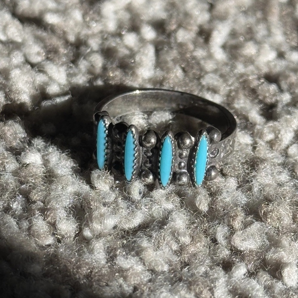 VINTAGE OLD PAWN ZUNI STERLING JANICE PALOMA NEEDLEPOINT TURQUOISE PINKY RING